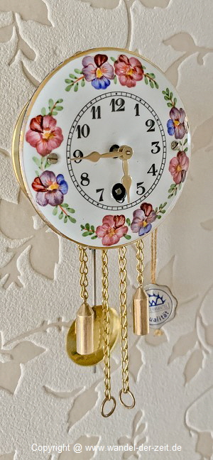 Wintermantel Miniatur Uhr Stiefmuetterchen 6 cm Zifferblatt 03